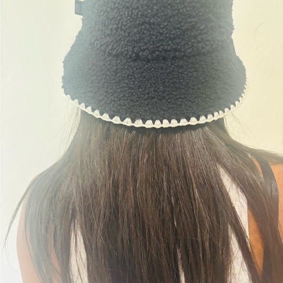 Brand new UGG Black Bucket Hat with White scalloped Edges - Picture 5 of 5